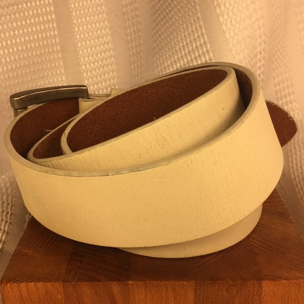 White leather belt hardly worn, great find!